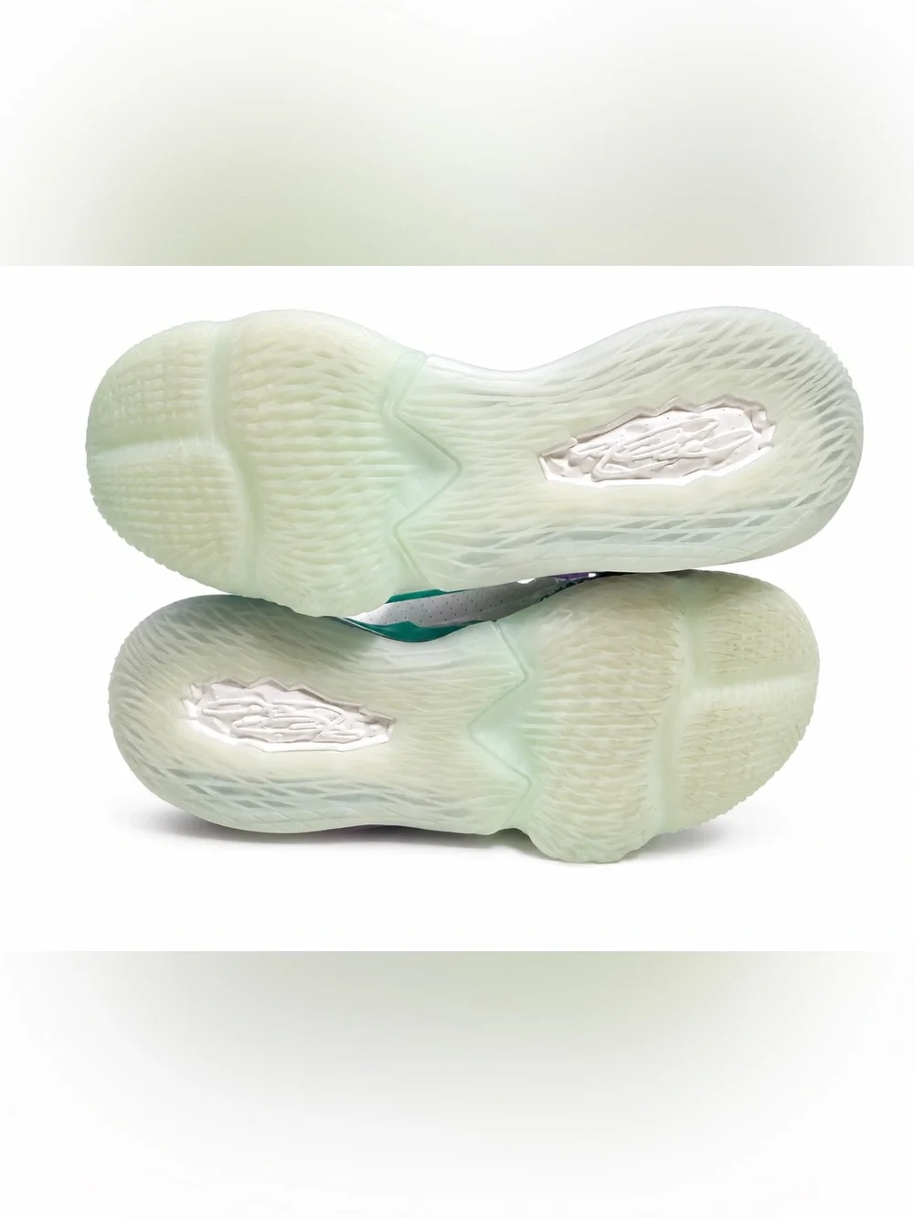 Nike LeBron 17 Low 'Glow In The Dark' | Spruce Aura | Size 4Y